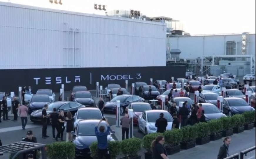 Tesla isporučuje prve pristupačne automobile Model 3